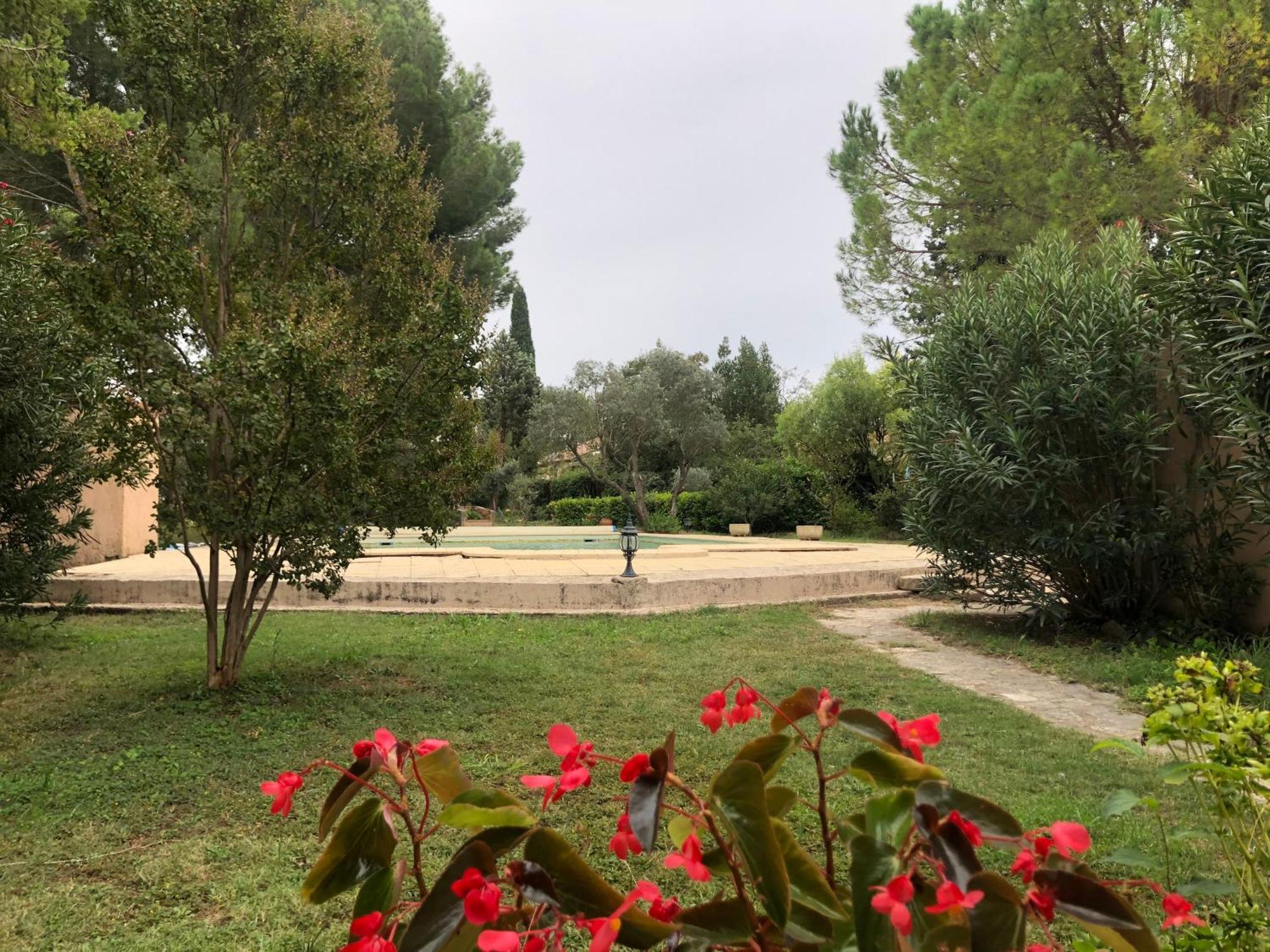 Gite En Provence Dans Grand Jardin Avec Piscine Partagee Cornillon-Confoux Exteriér fotografie